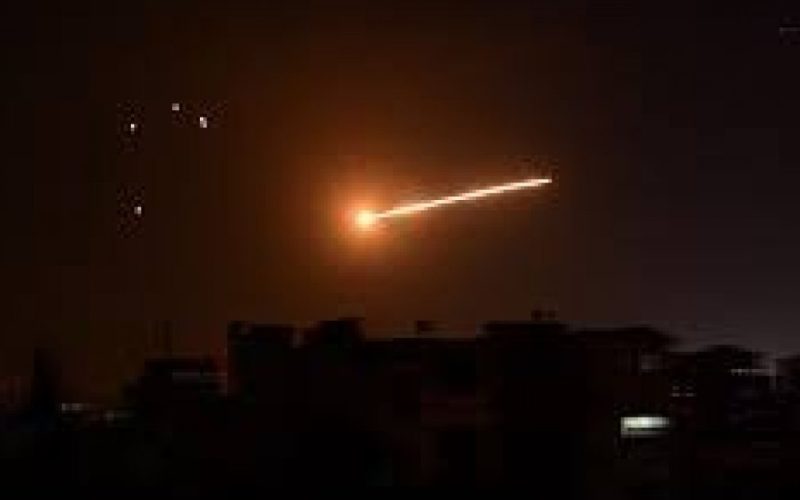 شاهد: إسرائيل تقصف في سوريا ردًا على إطلاق صواريخ باتجاه الجولان المحتـل . الجمال نيوز