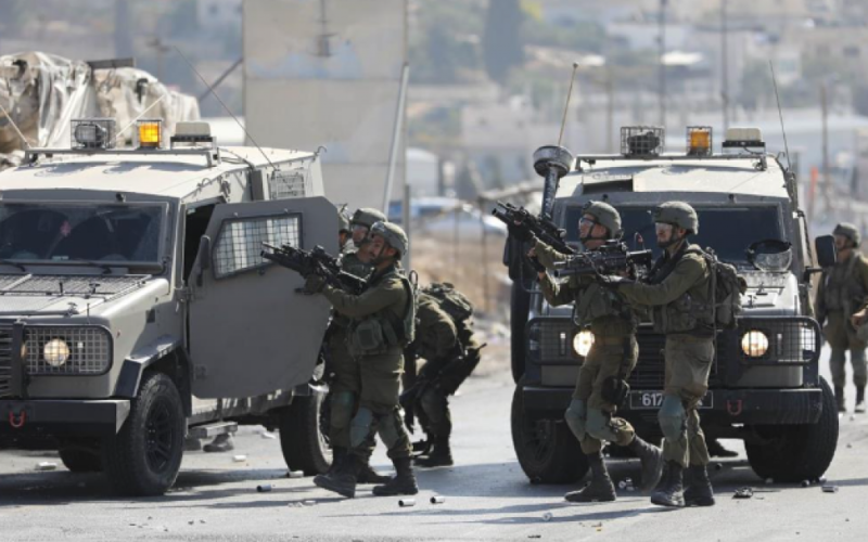 القوات الإسرائيلية تعتقل عددا من الفلسطينيين بينهم ذوو قادة في “حماس” . الجمال نيوز