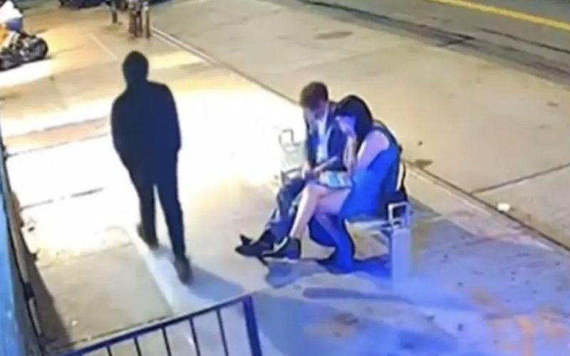 فيديو مروع.. شخص يقتل رجلًا أمام صديقته في محطة للحافلات بنيويورك . الجمال نيوز